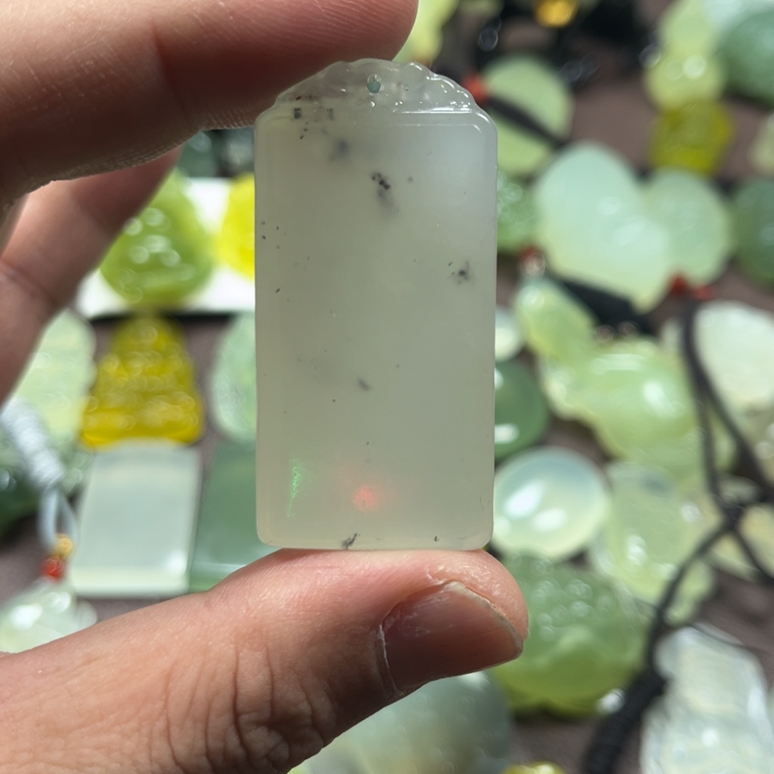 蛇纹石玉未镶嵌颈饰