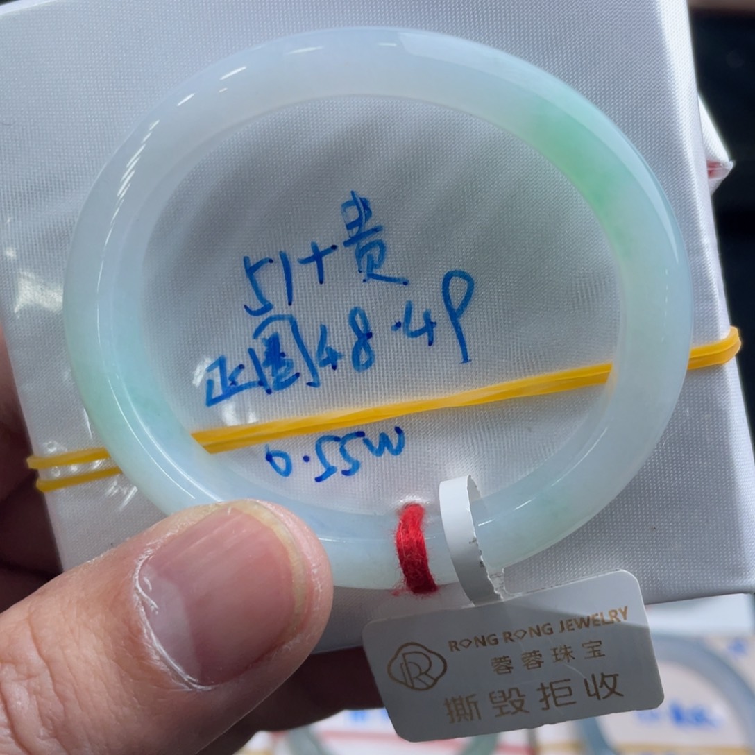 翡翠手镯未镶嵌翡翠手镯
