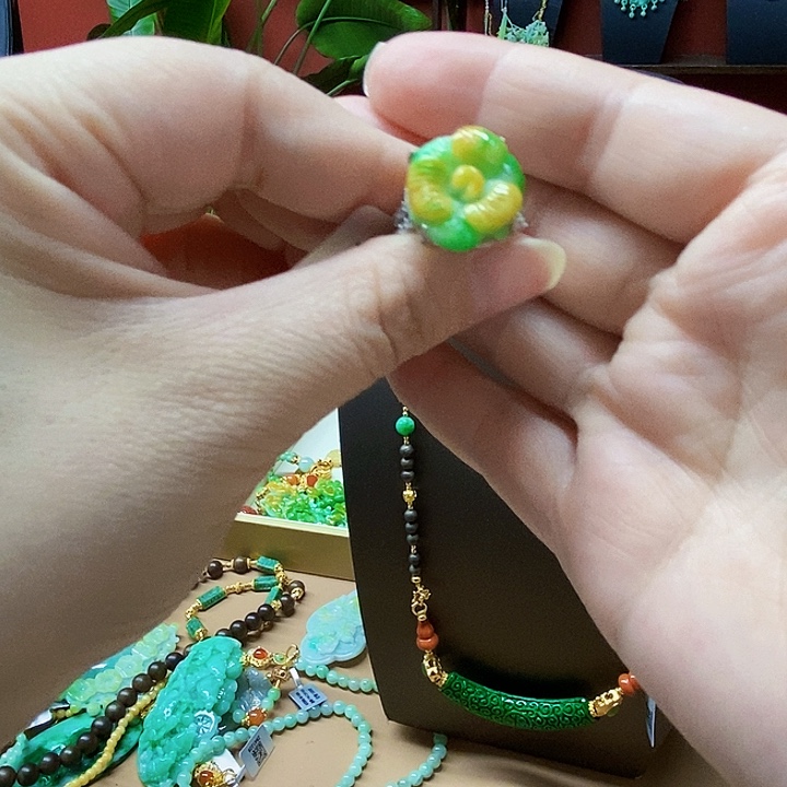 翡翠未镶嵌颈饰戒指