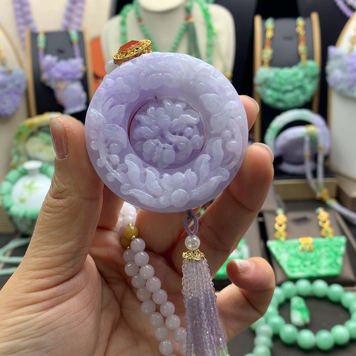 翡翠吊坠(赠链)未镶嵌