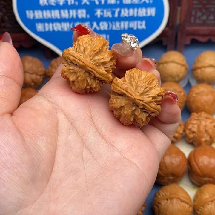文玩核桃把件粗筋小花王