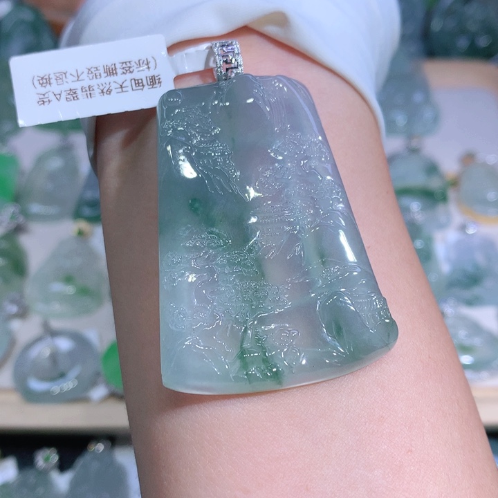 翡翠18K金镶嵌颈饰山水牌