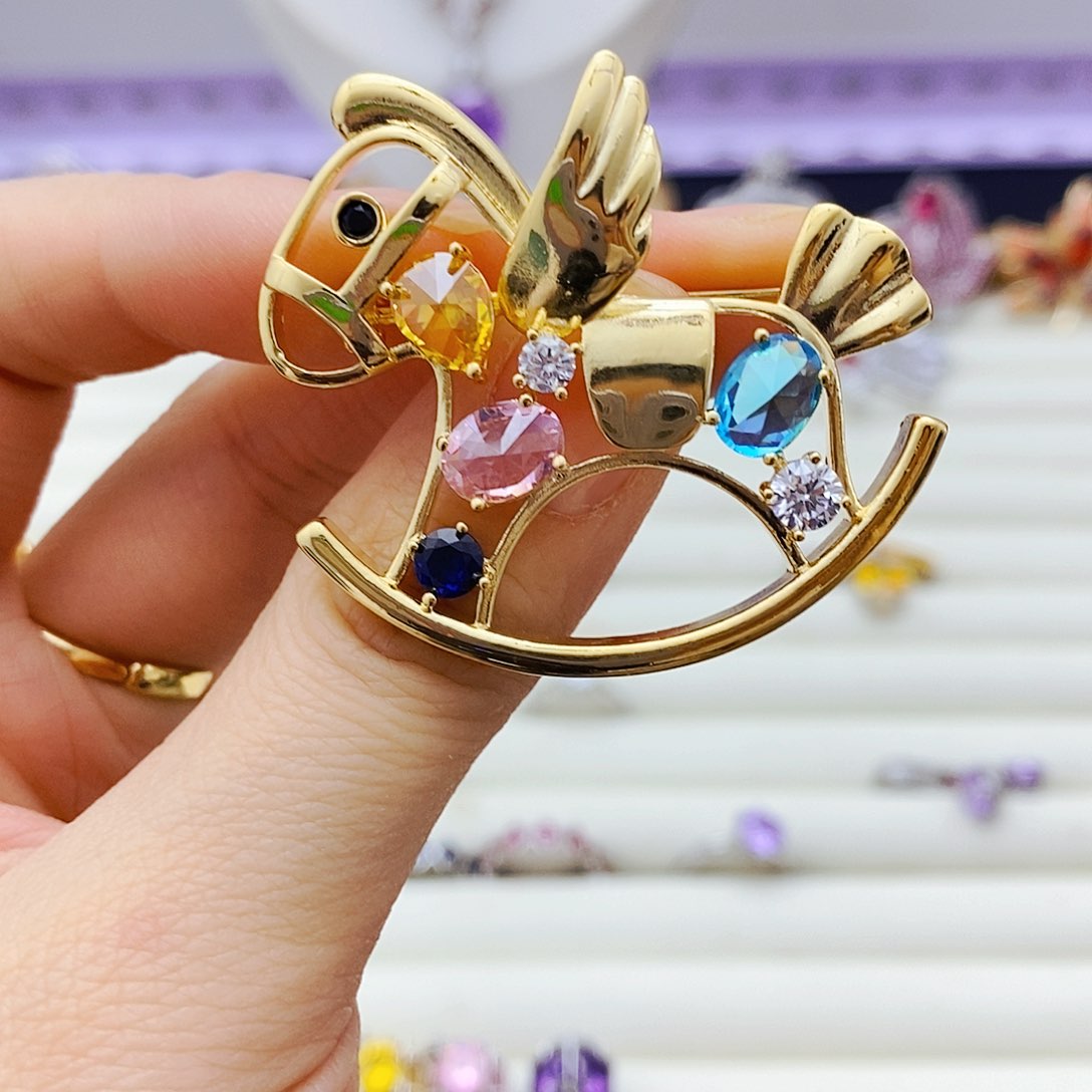 胸饰蓝宝石未镶嵌