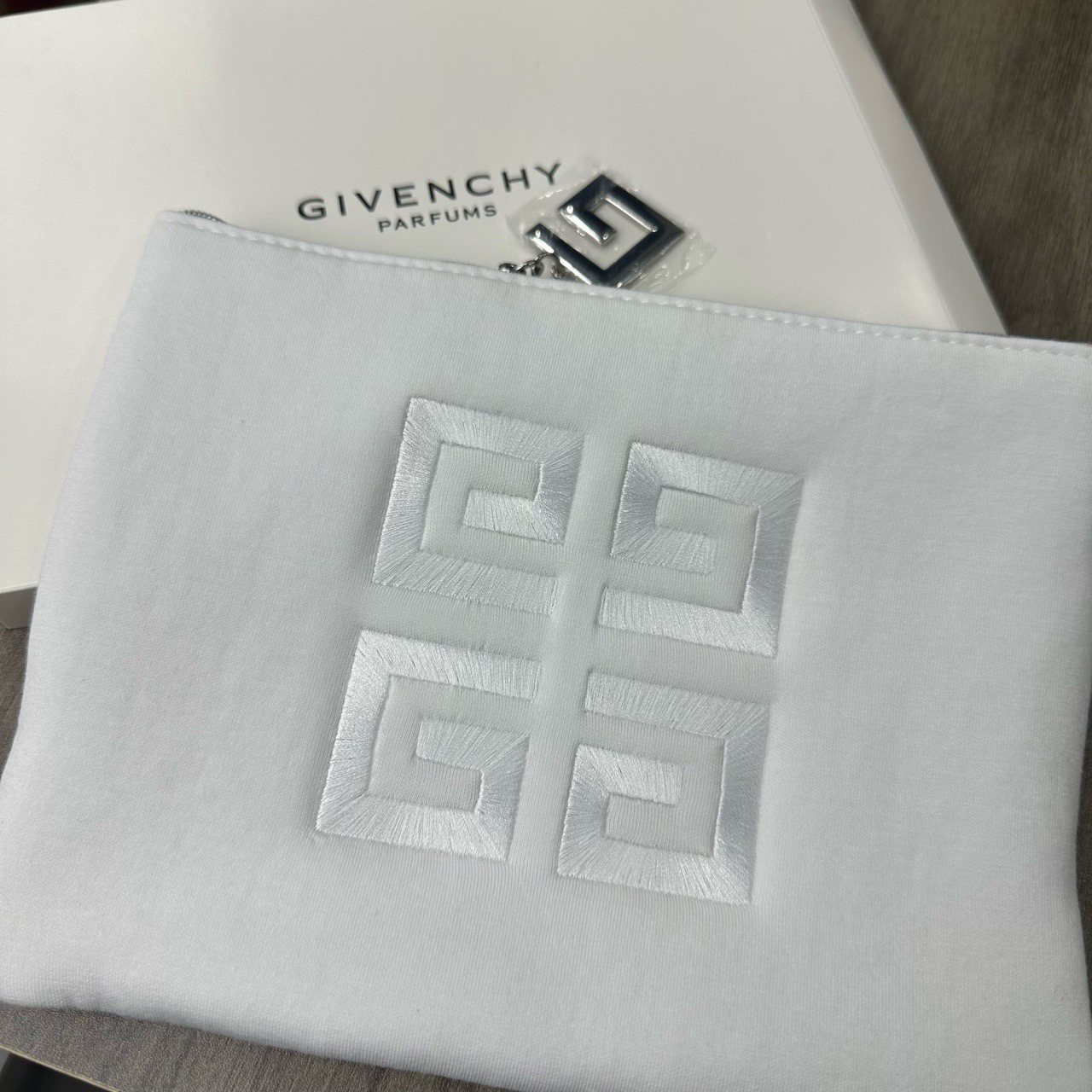 全新未使用 Givenchy/纪梵希 化妆包 4Glogo  全新带盒子