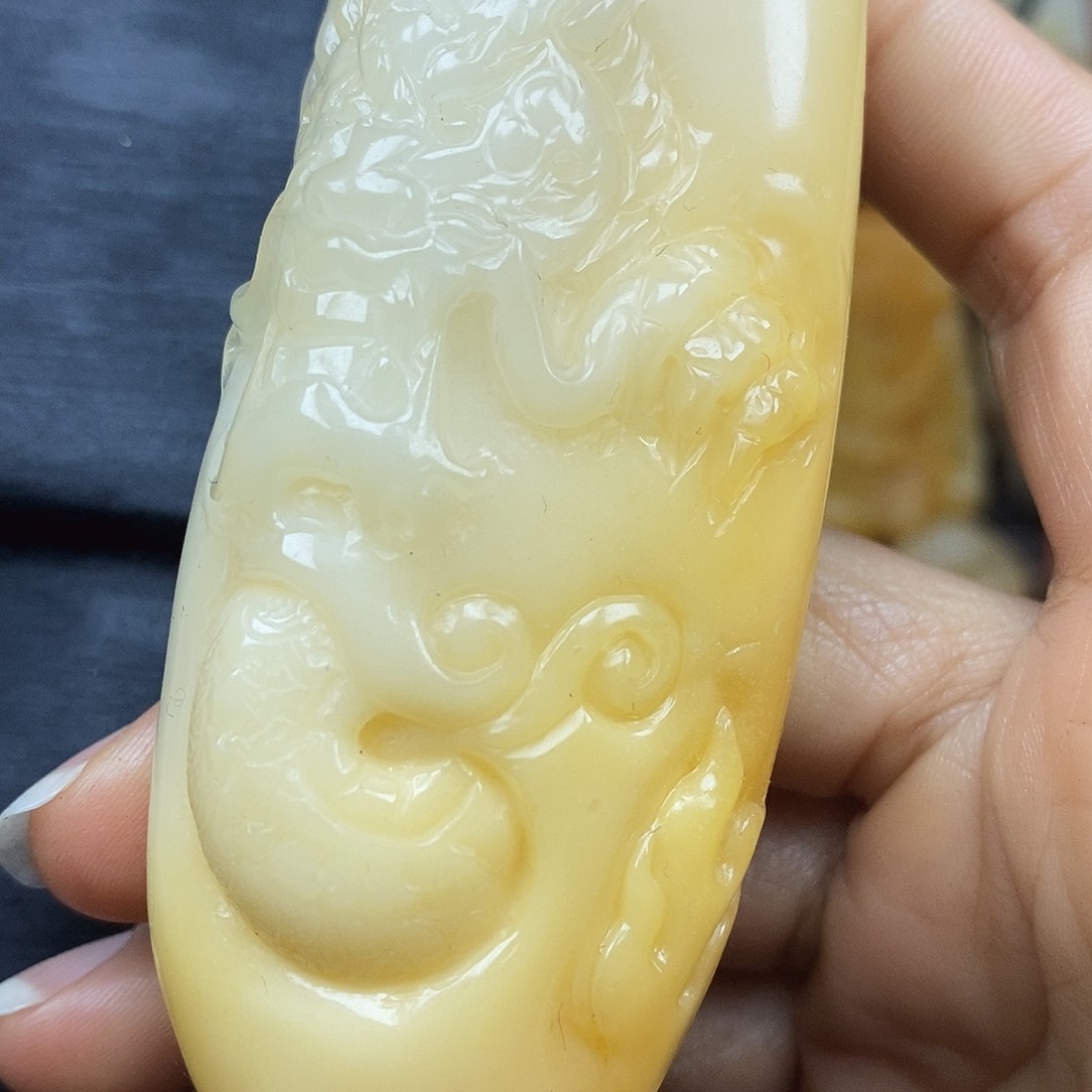 石英质玉（黄龙玉）颈饰未镶嵌