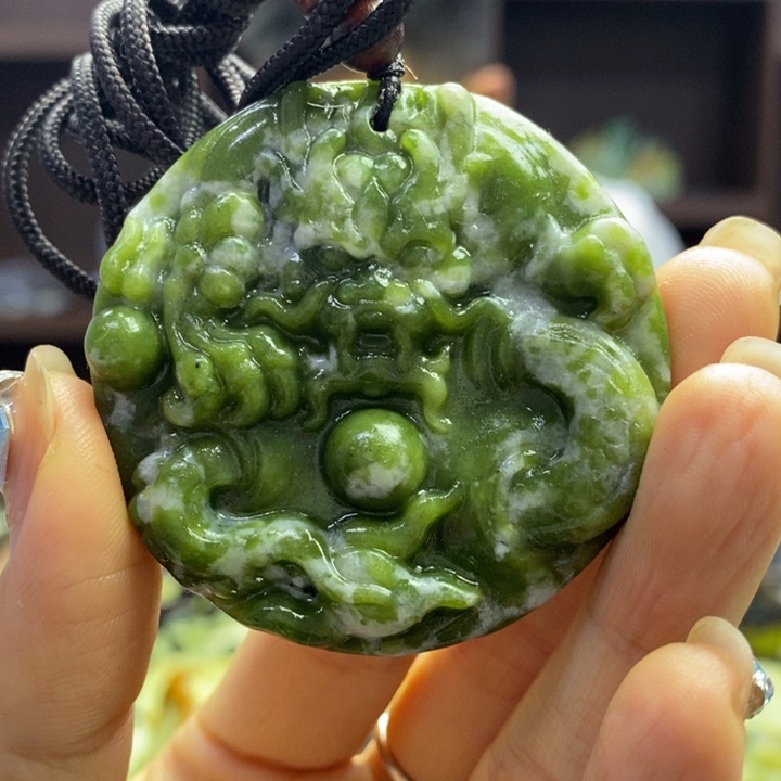 蛇纹石玉未镶嵌颈饰