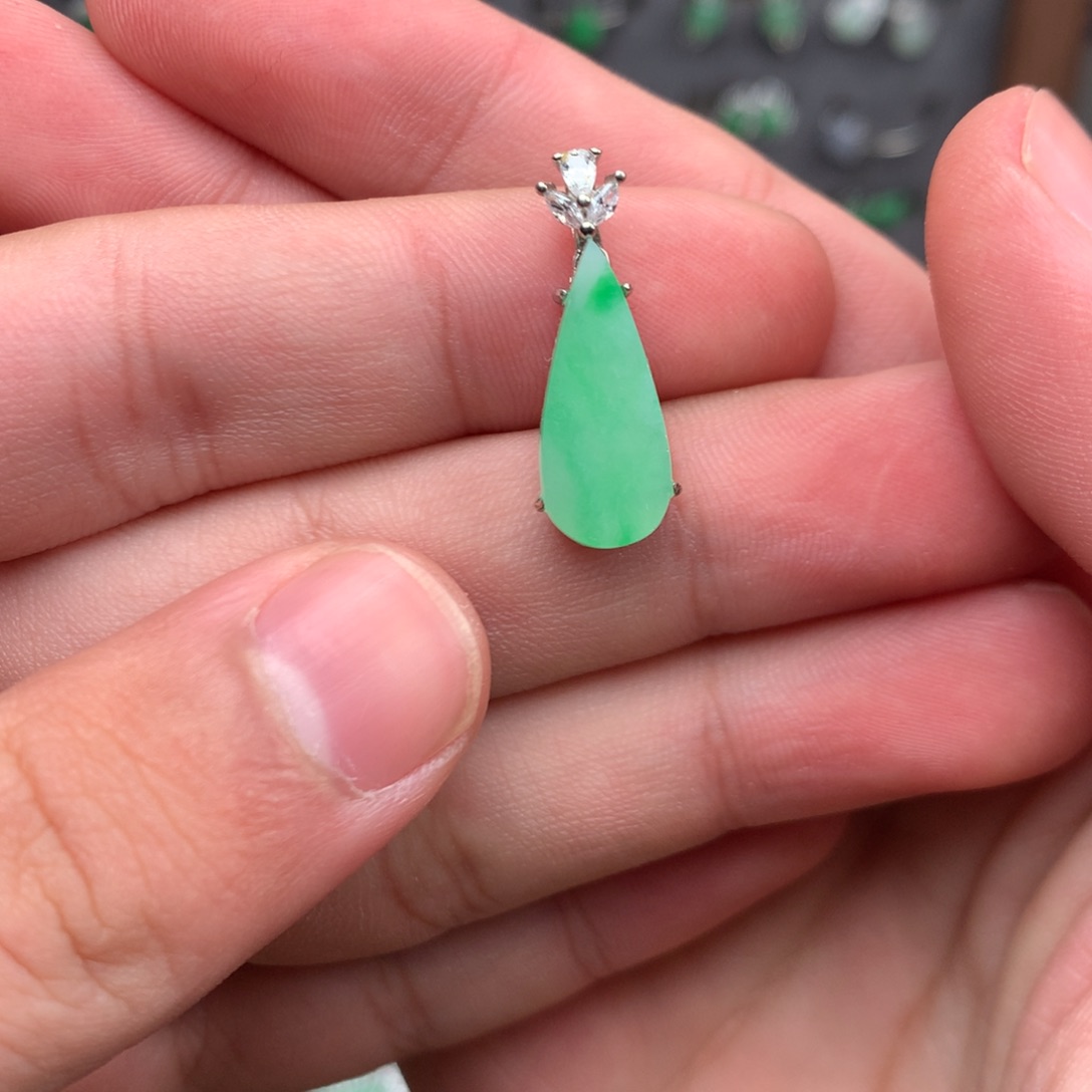 翡翠未镶嵌颈饰你是