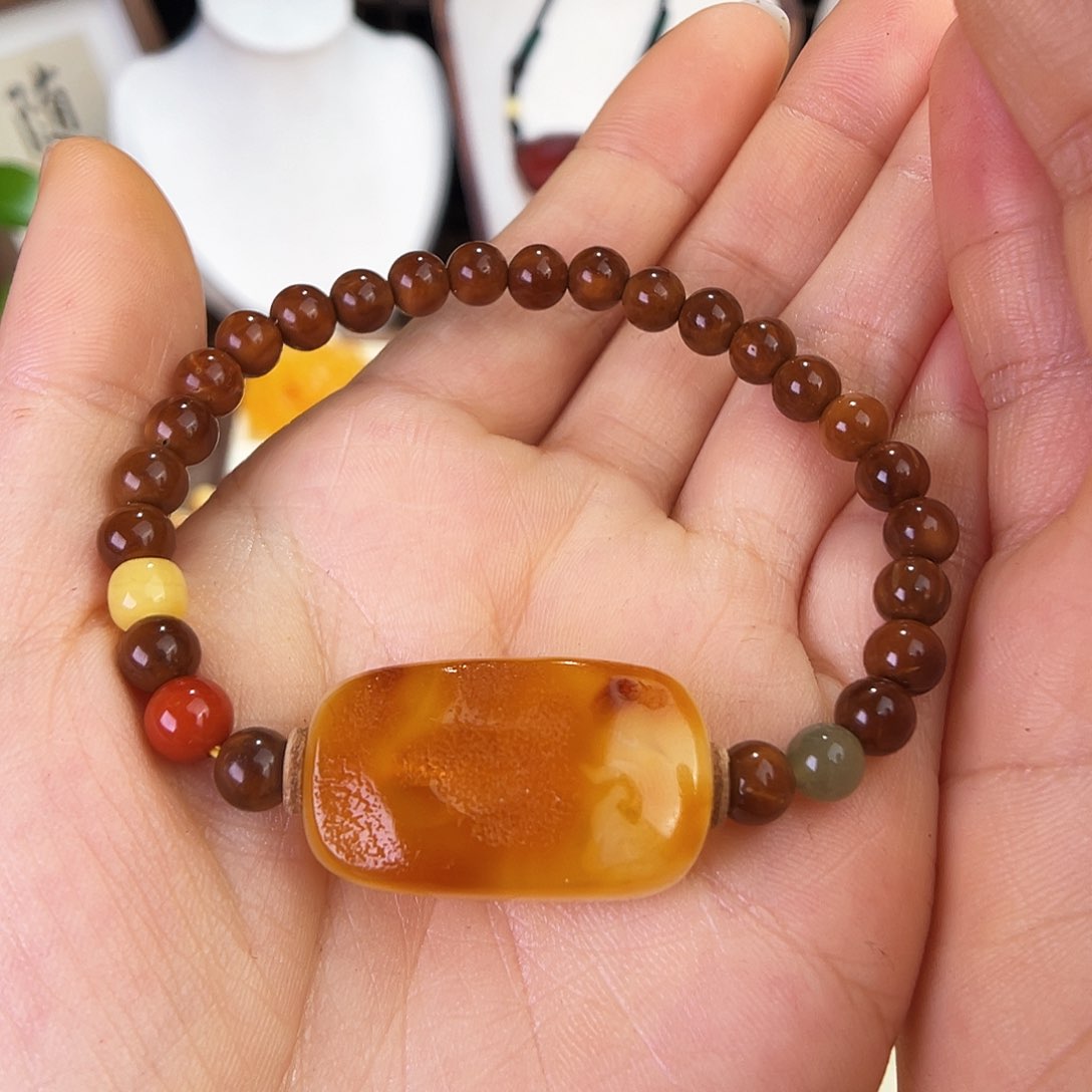 琥珀珠宝奇石未镶嵌。