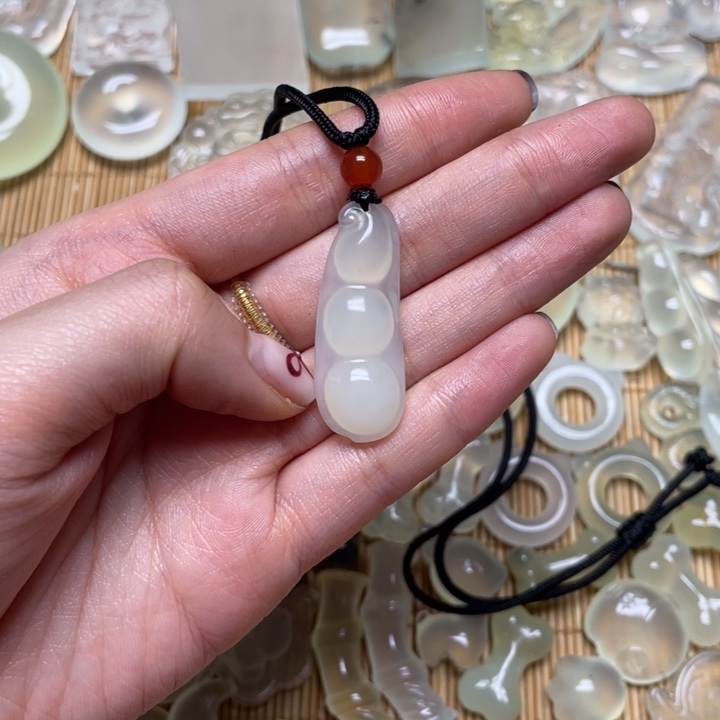 蛇纹石玉颈饰未镶嵌