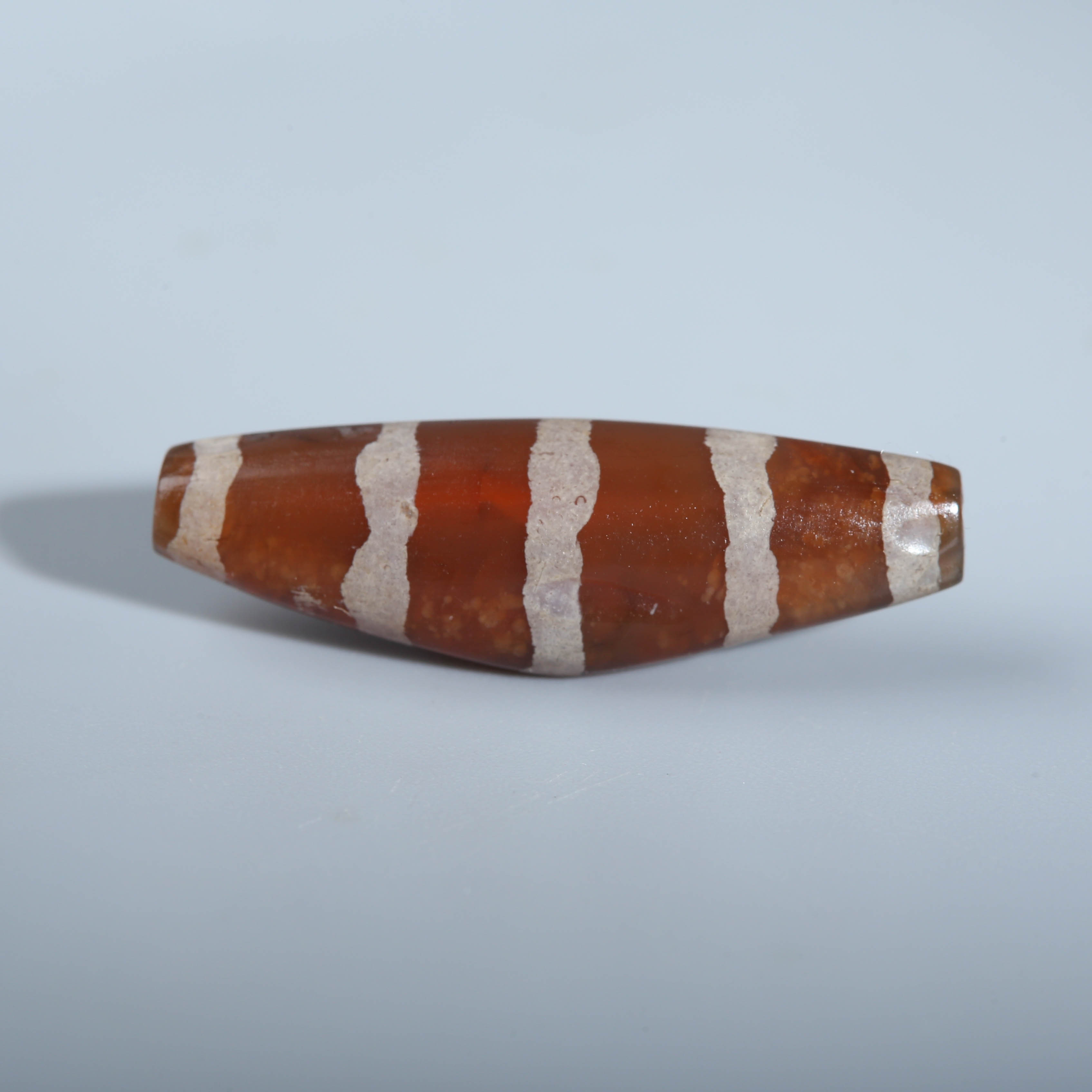 H05-083 东南亚pyu时期五线蚀花红玉髓羊角珠  8.5*27.2mm