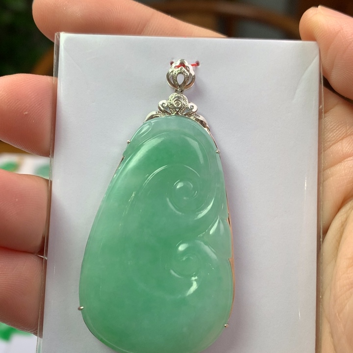 翡翠18K金镶嵌颈饰翡翠吊坠