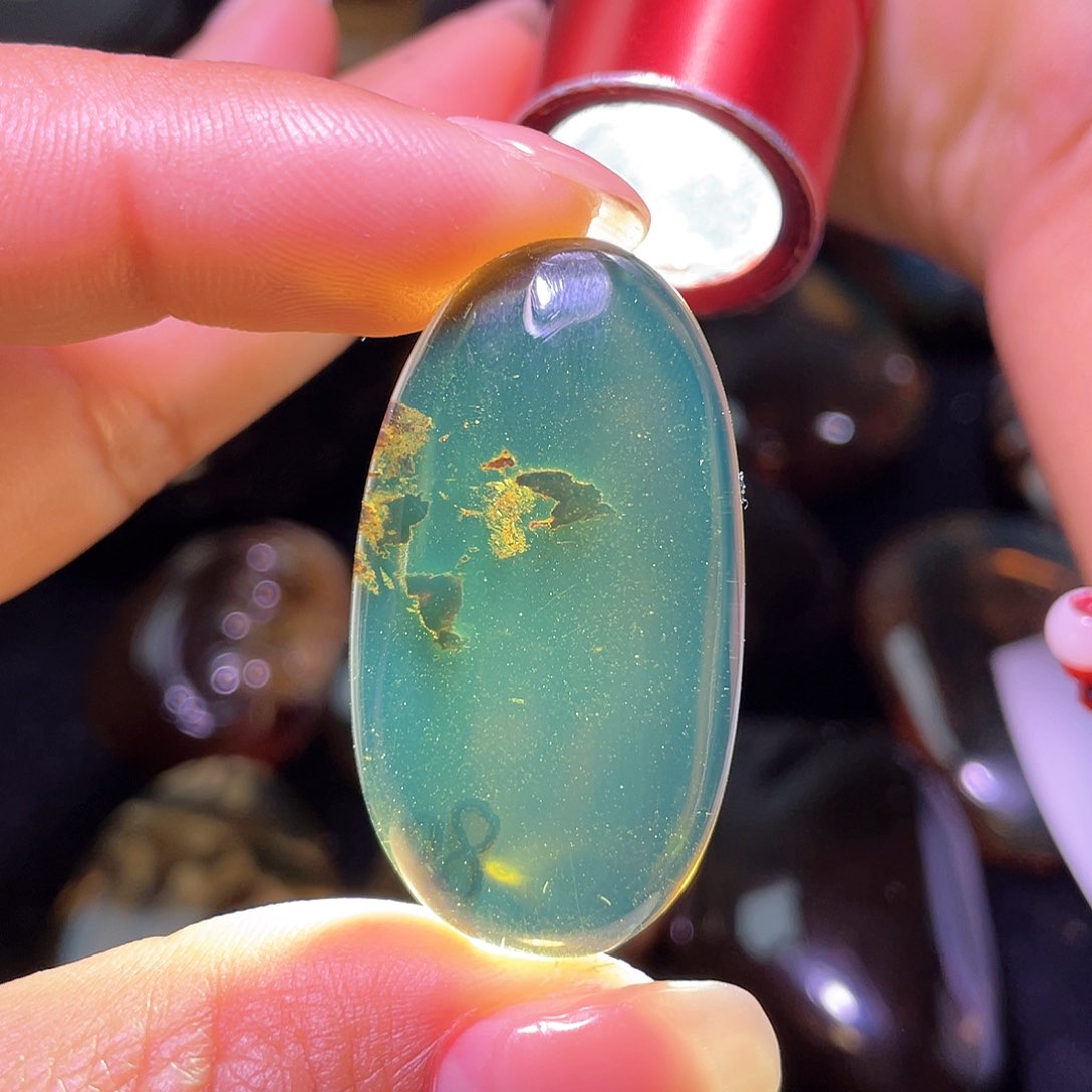 琥珀裸石未镶嵌？