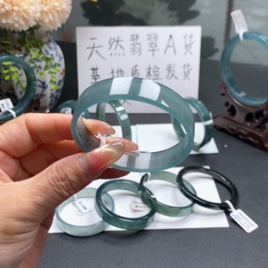 翡翠未镶嵌手镯小*姐54尺寸