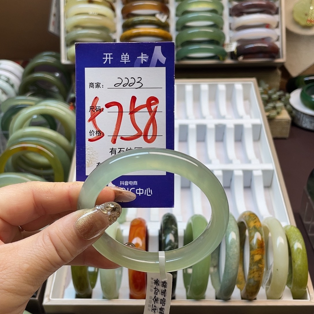 㿟***蛇纹石玉未镶嵌手镯