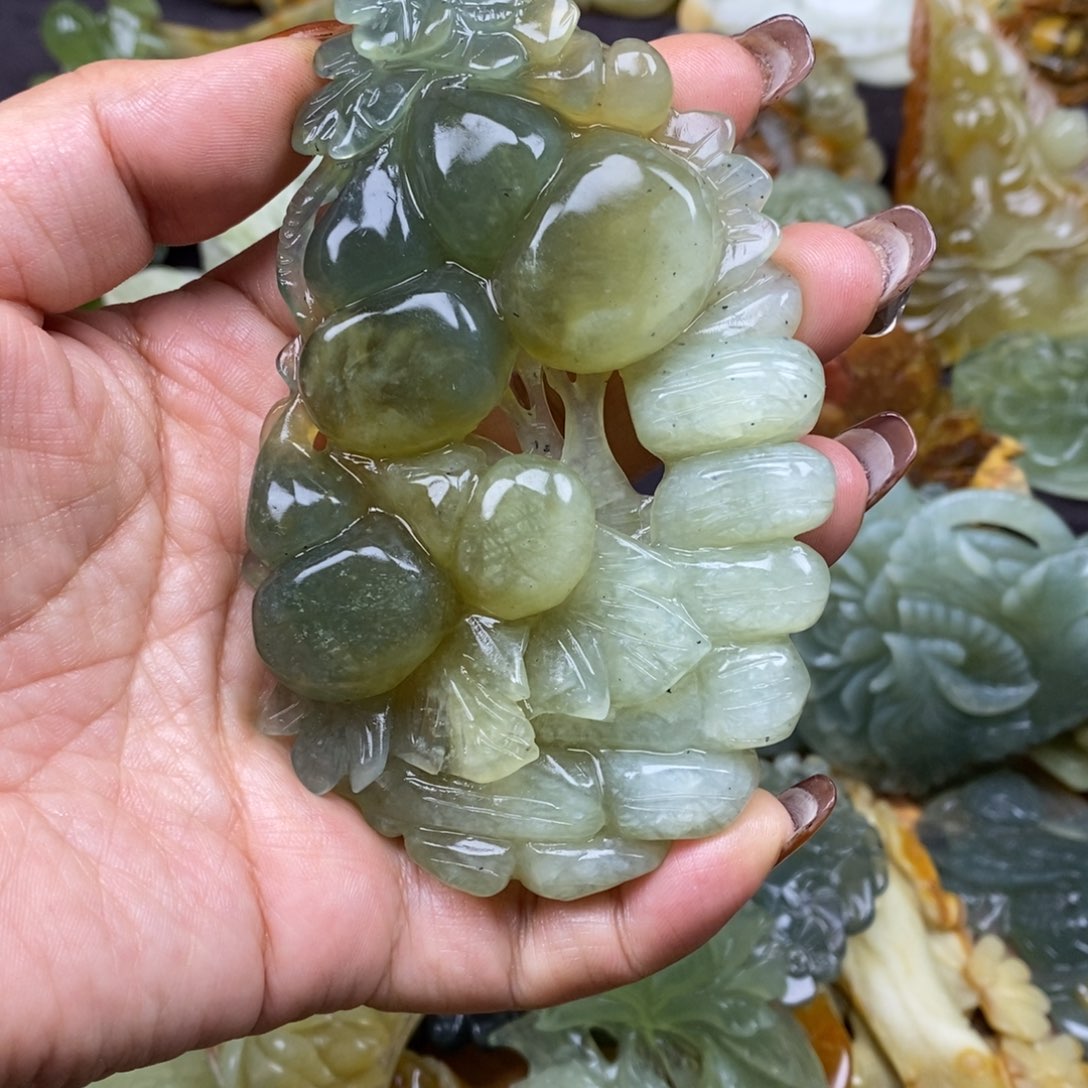 蛇纹石玉颈饰未镶嵌