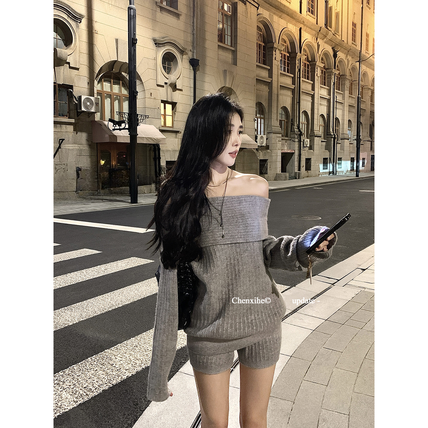 何晨曦 氛围感套装穿搭翻领一字肩松弛感毛衣直筒针织短裤 T1172A