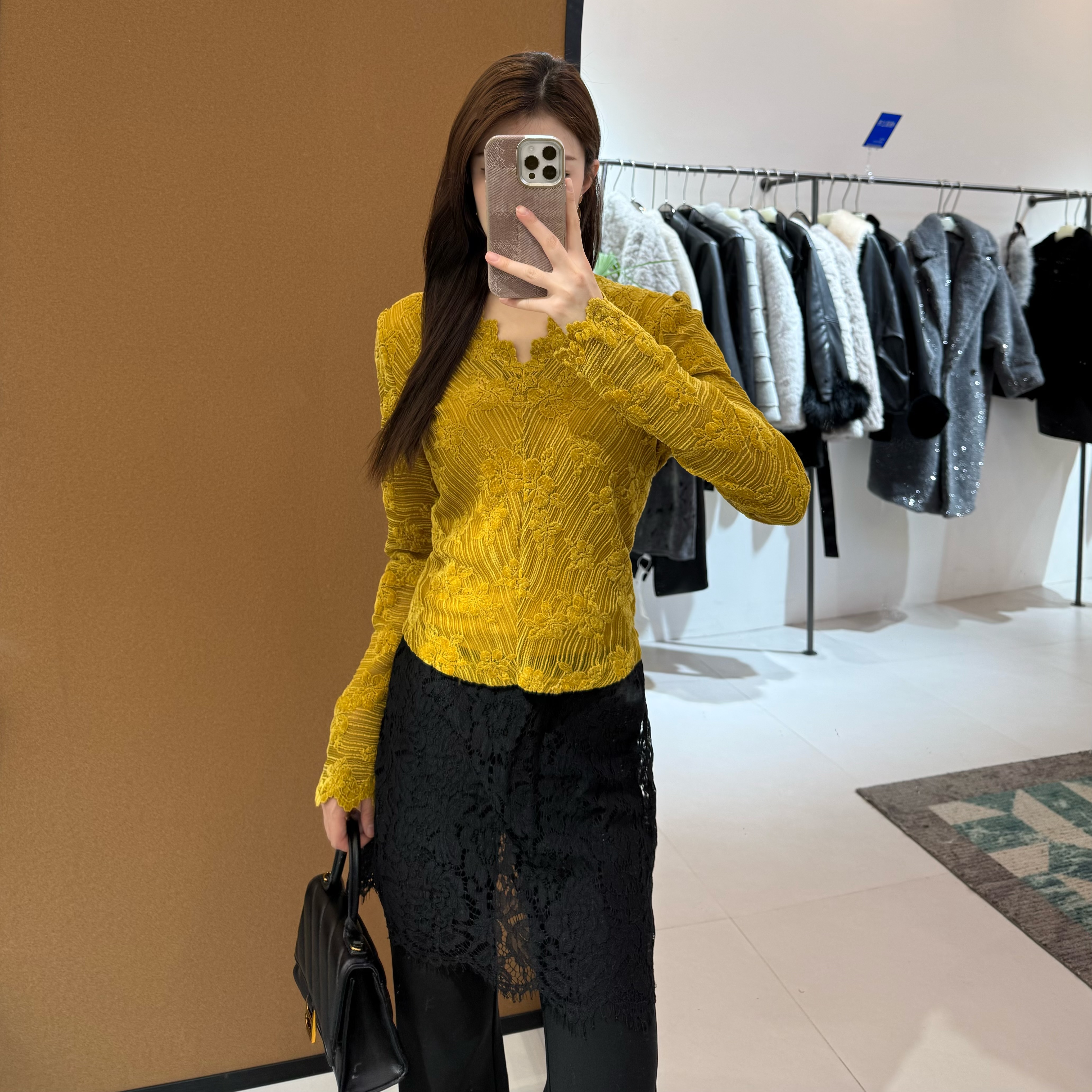 冬季新款圆领长袖蕾丝镂空加绒T恤女时尚气质宽松显瘦网红上衣