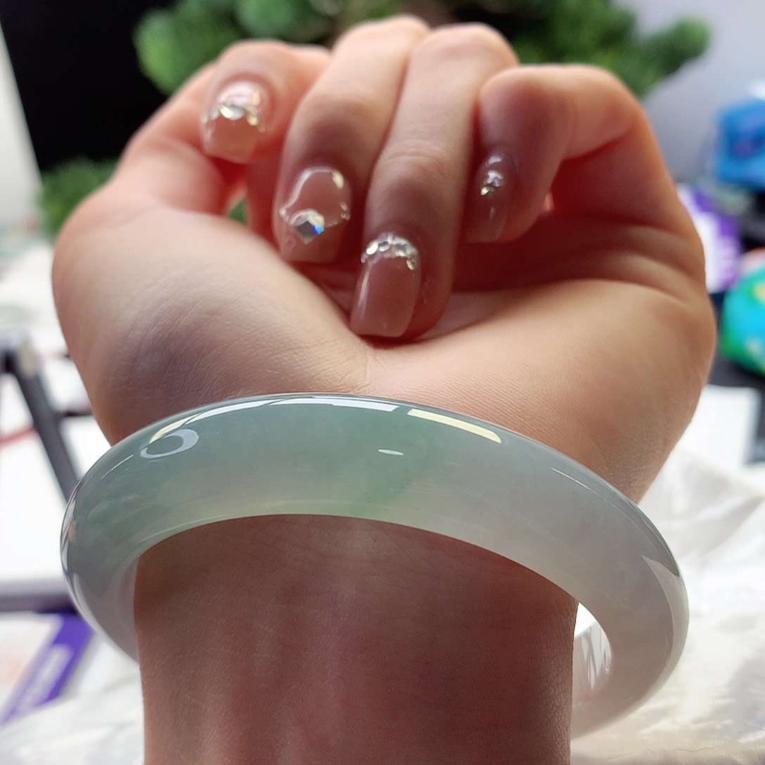 翡翠手镯未镶嵌天然翡翠55-56晴蓝水渐变色