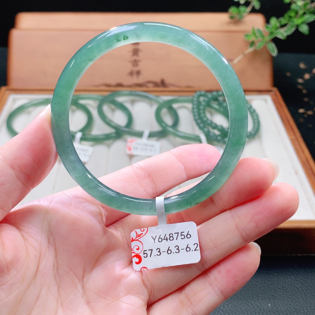 翡翠手镯（圆镯）未镶嵌