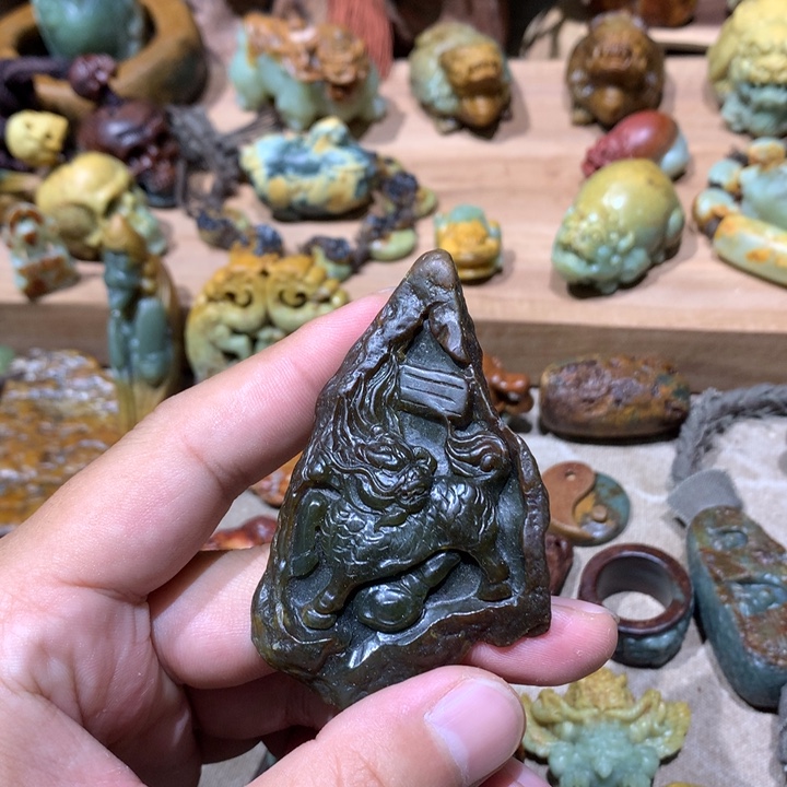 未镶嵌岫岩河磨玉（透闪石质玉）挂件