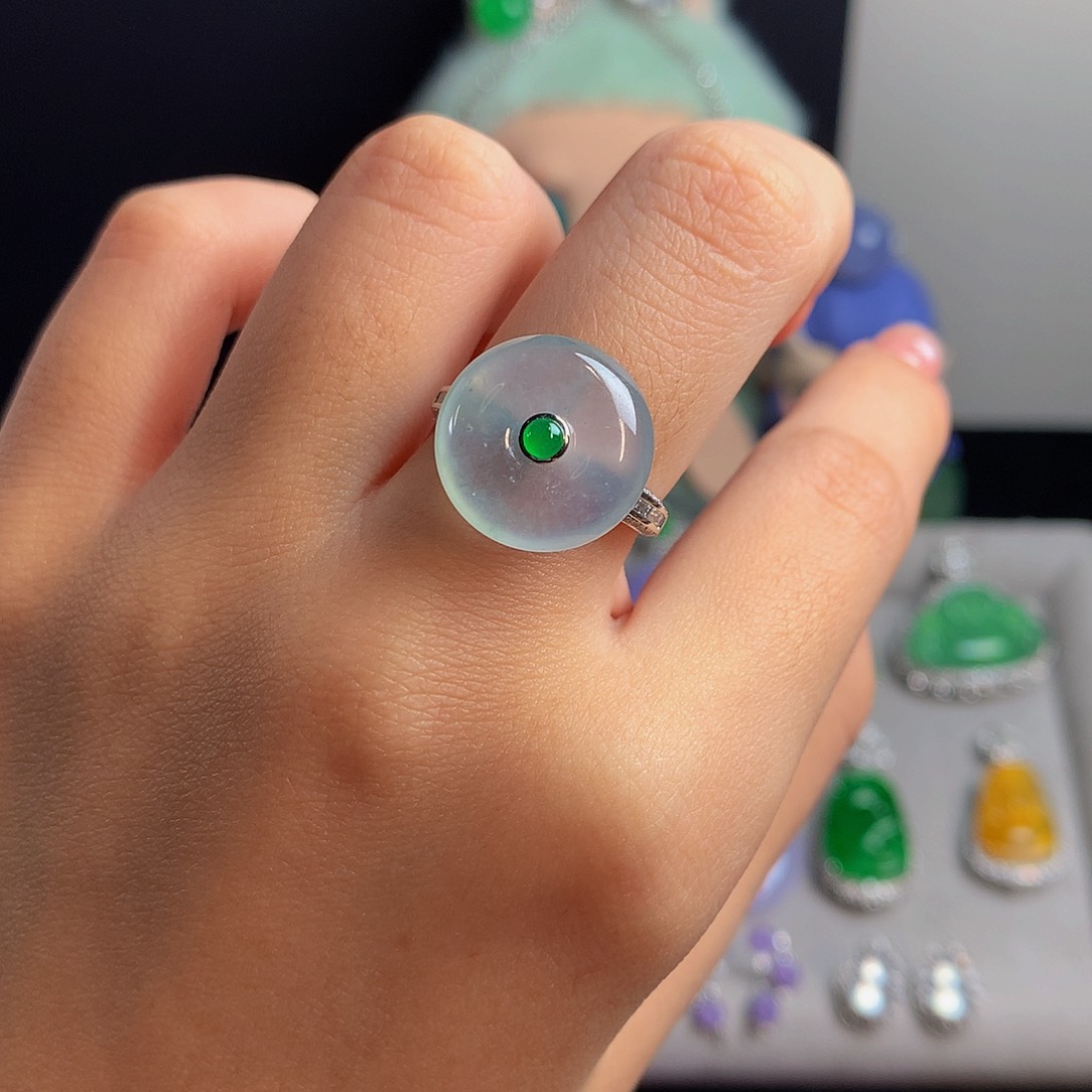 颈饰18K金镶嵌翡翠