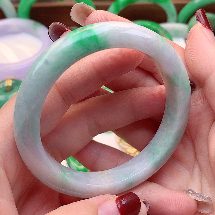 翡翠手镯未镶嵌翡翠