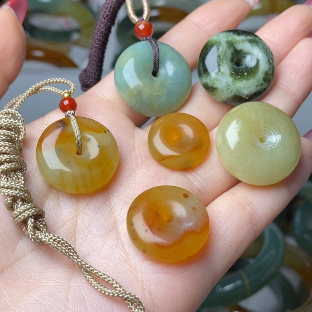 泉***水蛇纹石玉未镶嵌纯天然岫玉