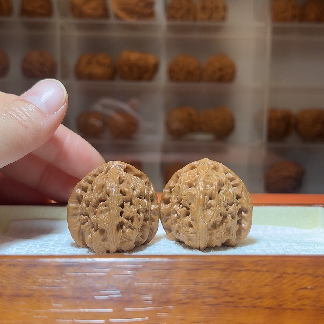 吊坠文玩核桃36边37肚三角白狮子