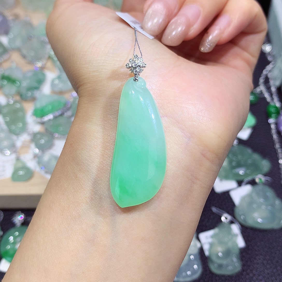 翡翠18K金镶嵌颈饰瓜