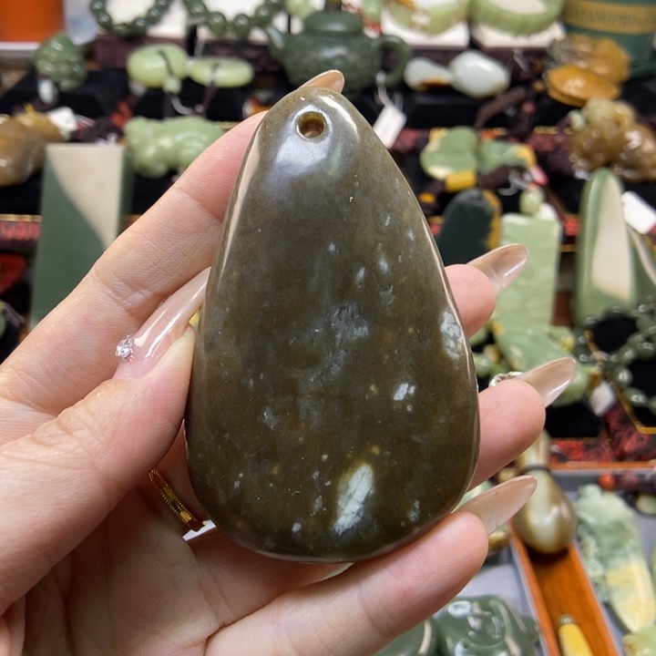 未镶嵌岫岩老玉（透闪石质玉）把件