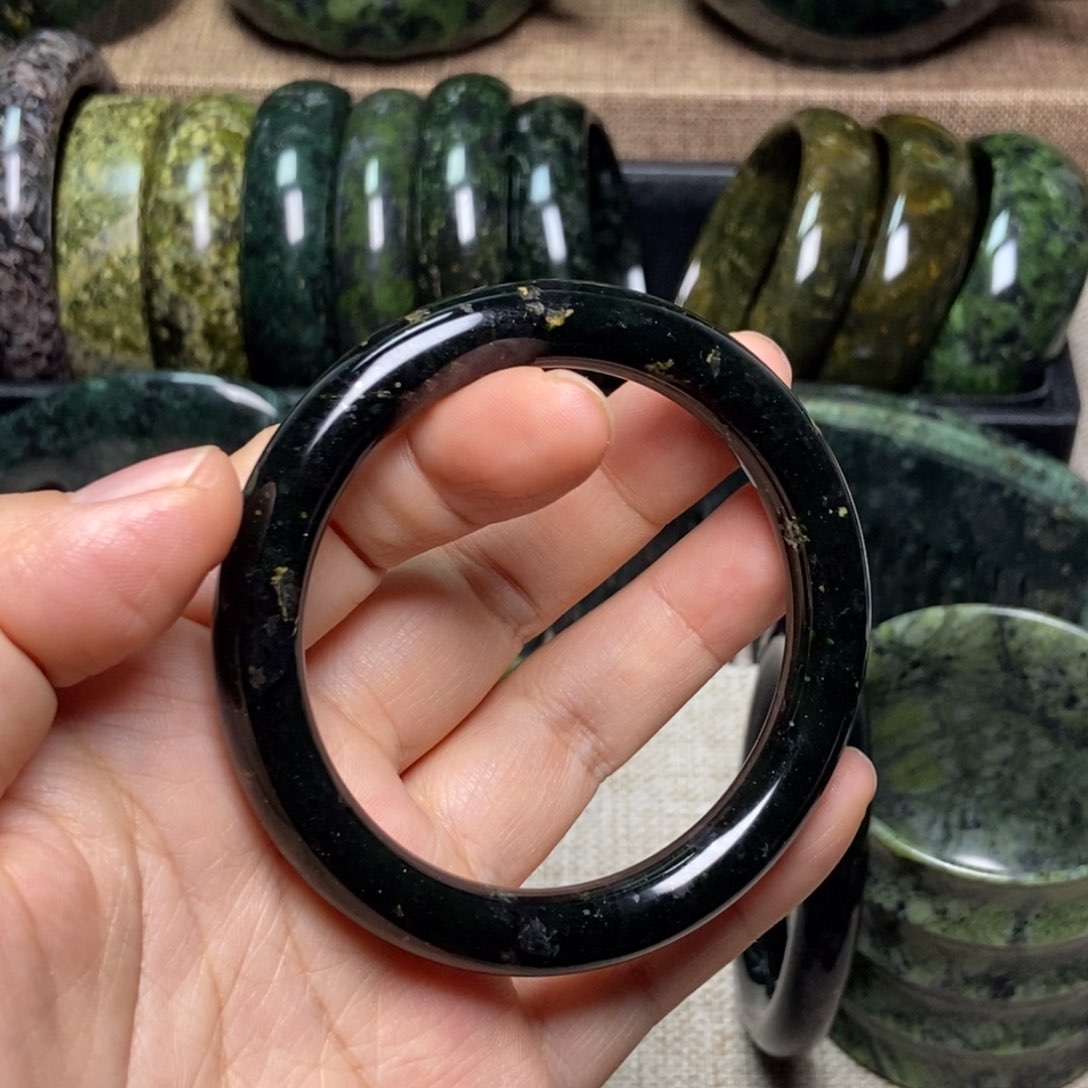 未镶嵌蛇纹石玉手链静***澜