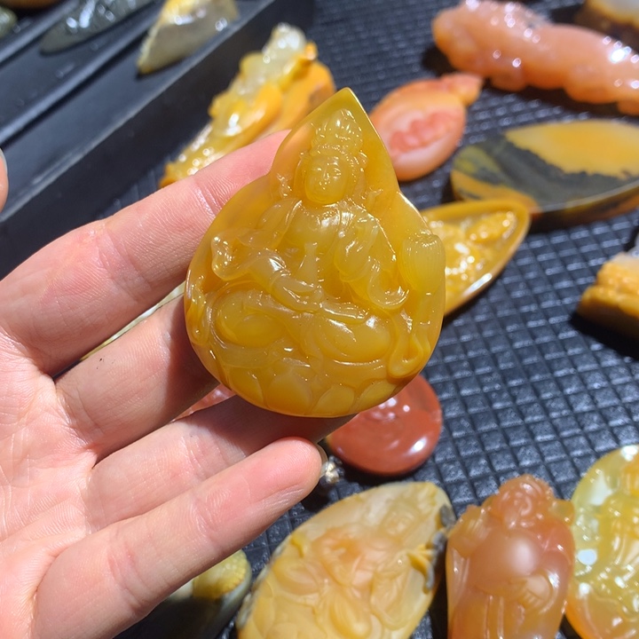石英质玉（黄龙玉）未镶嵌颈饰