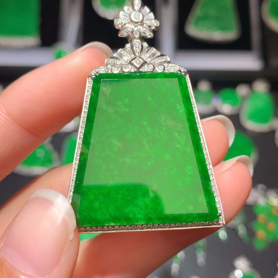 翡翠颈饰18K金镶嵌翡翠