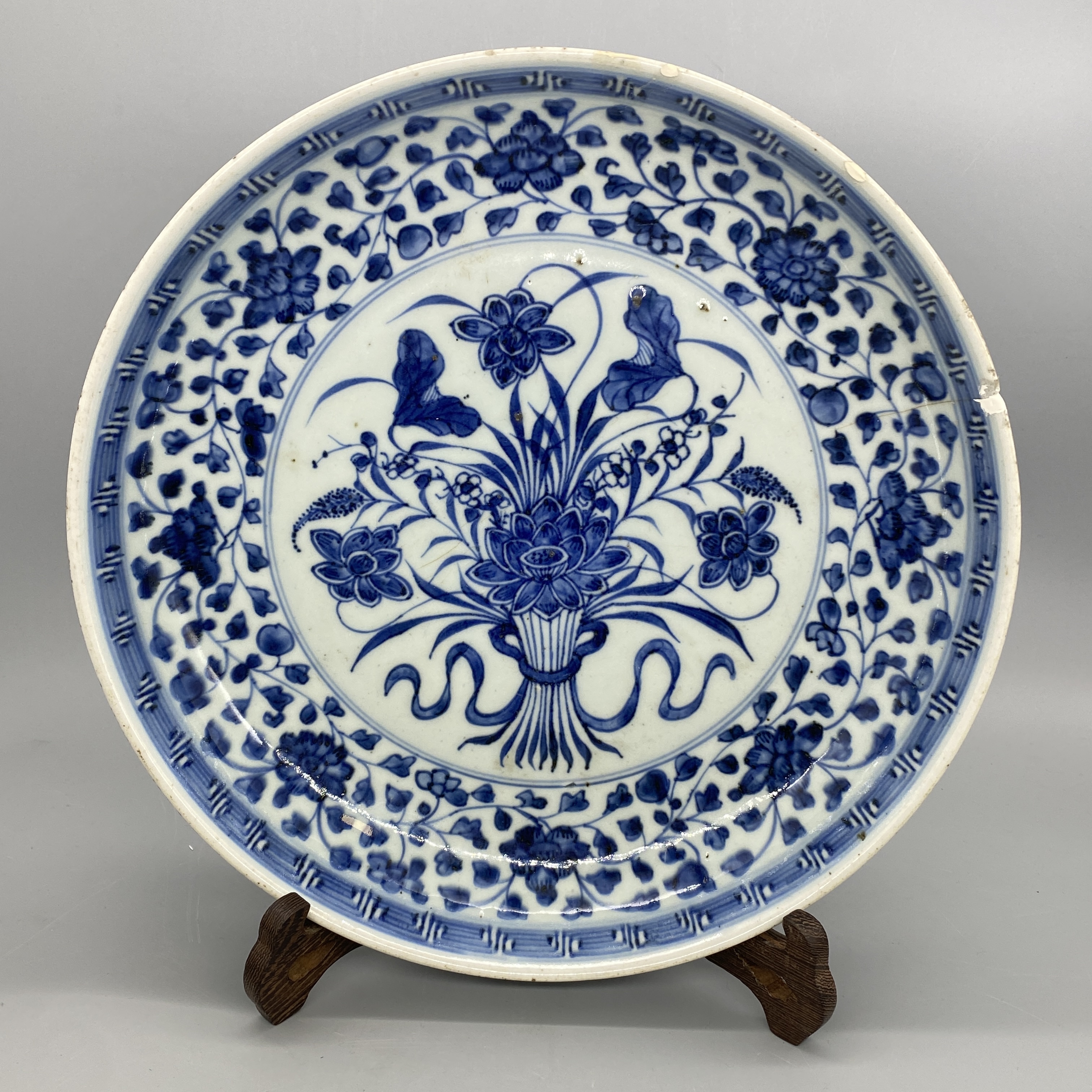 42501085*清雍正青花一束莲纹大盘/瓷器四/江苏省文物总店