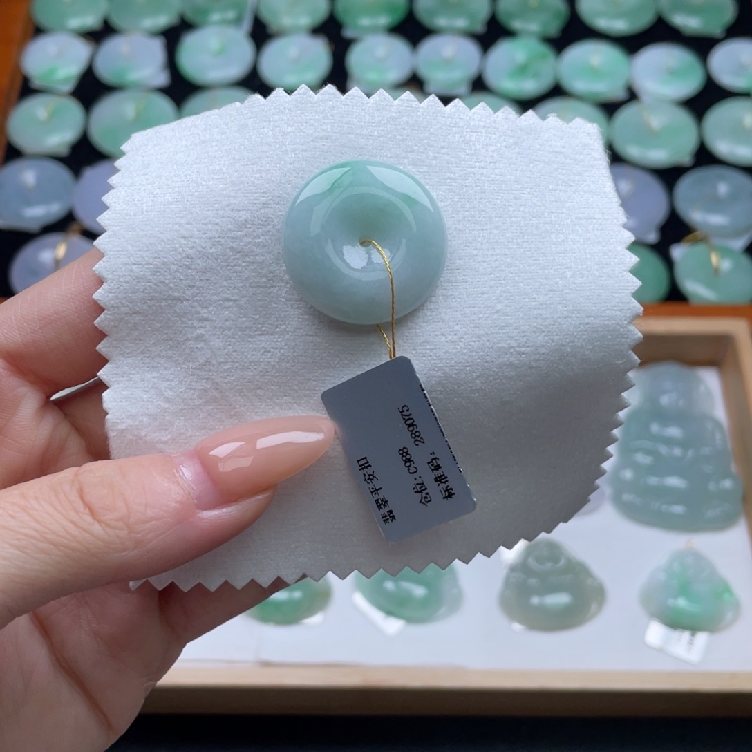 翡翠未镶嵌颈饰平安扣