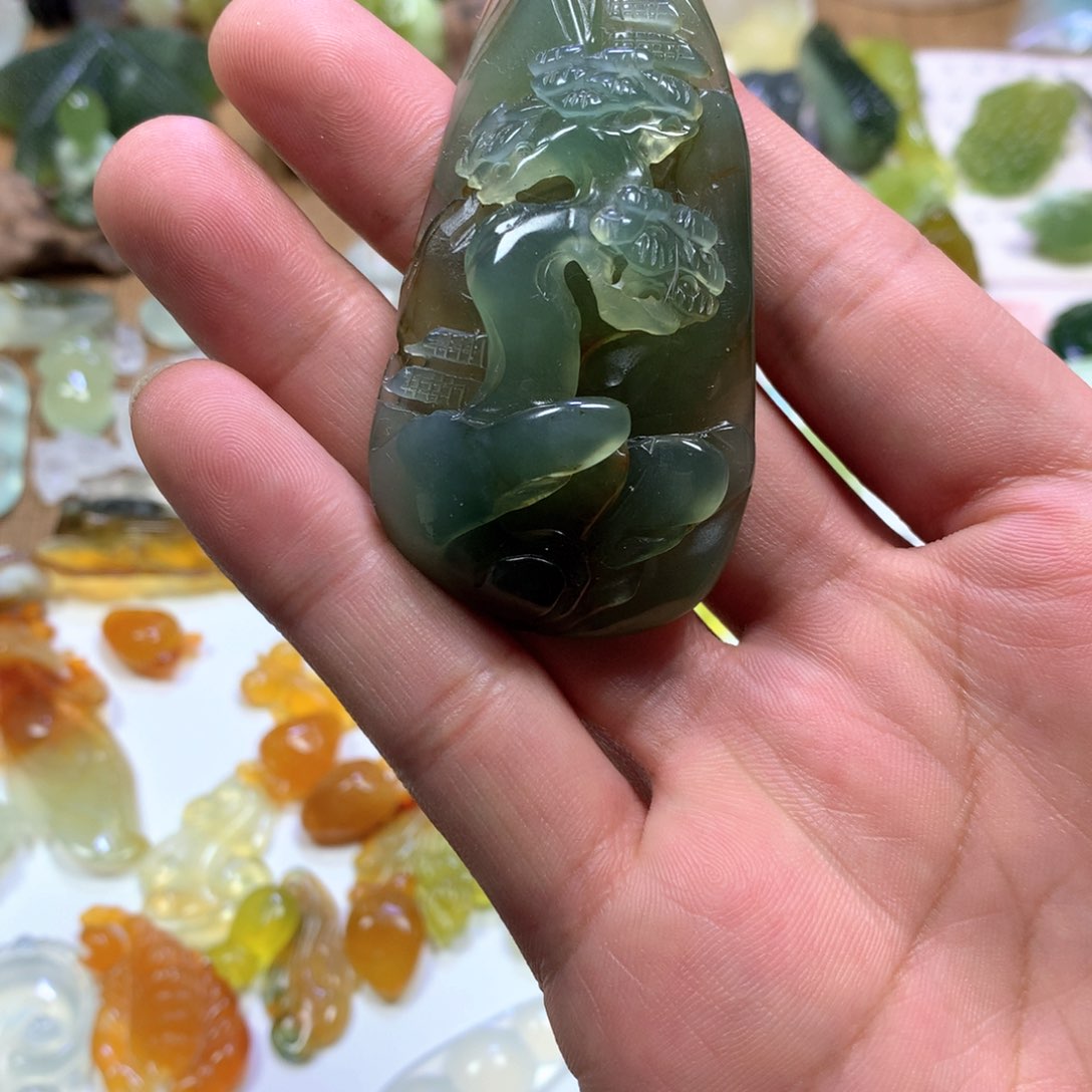 岫玉颈饰未镶嵌山水