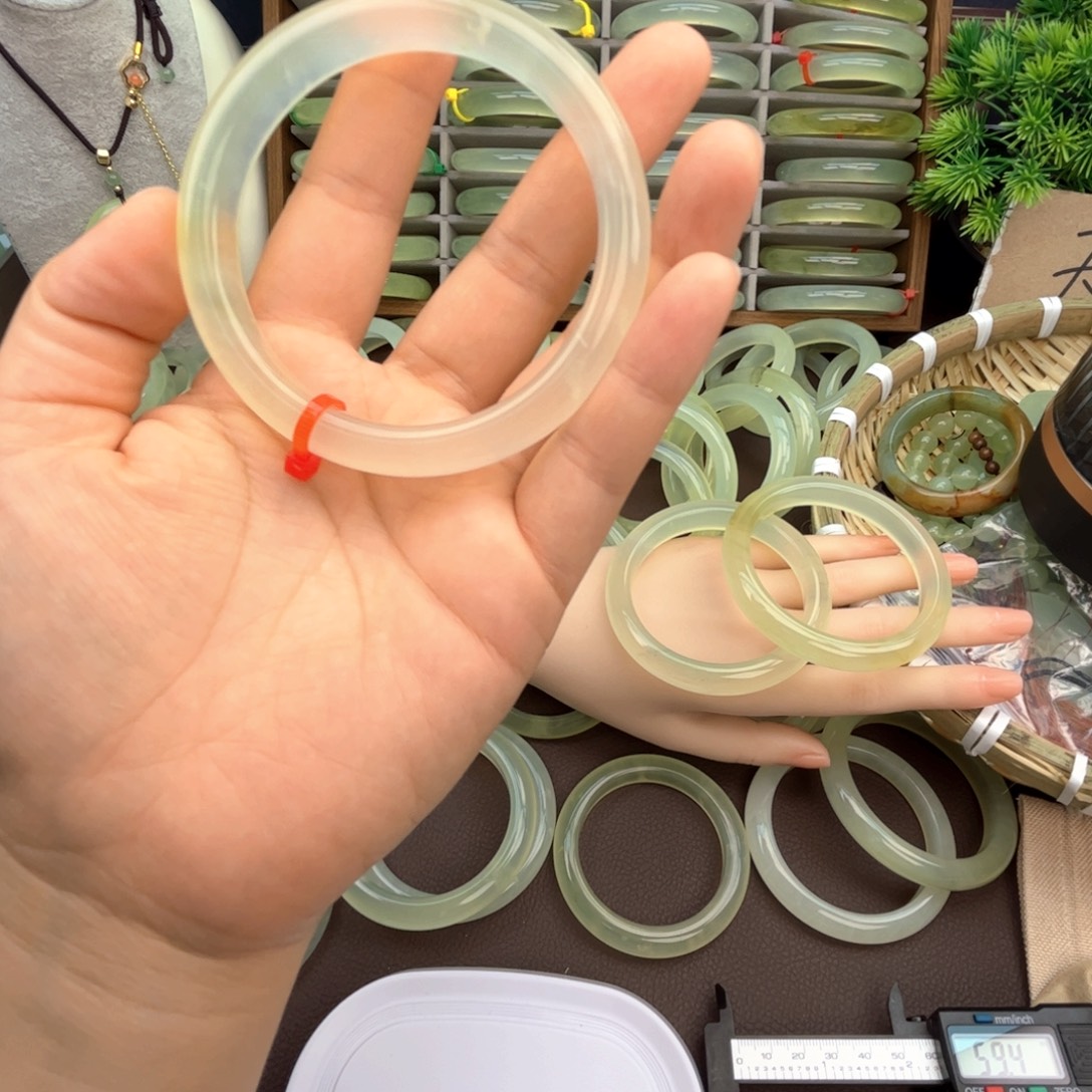 瑞***瑞岫玉未镶嵌手镯不退不换