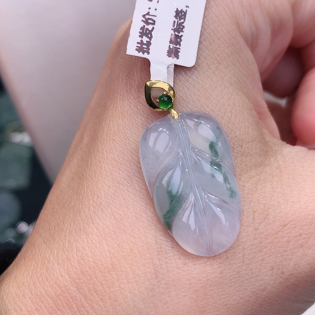颈饰18K金镶嵌翡翠飘花叶子