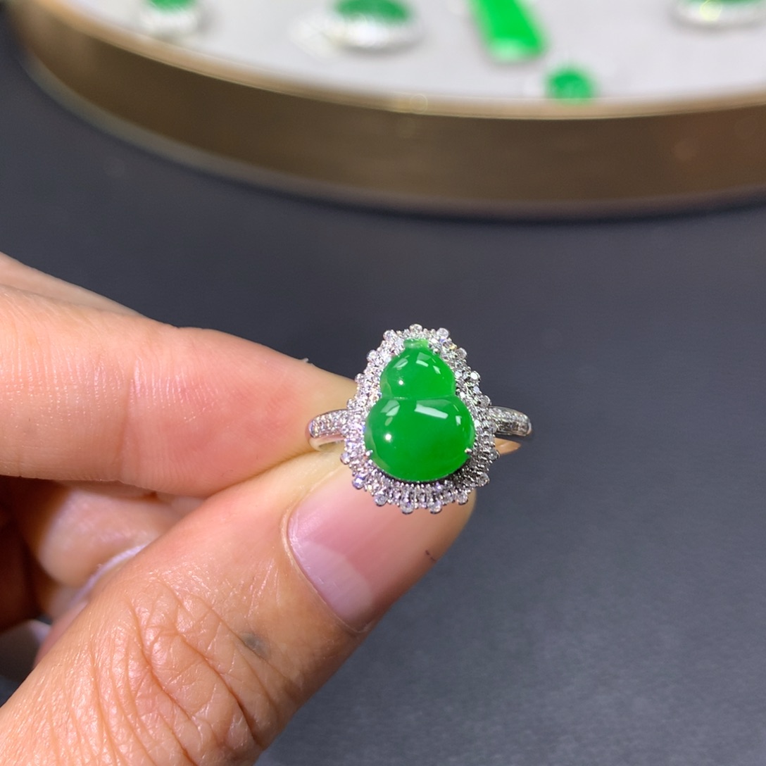 翡翠戒指18K金镶嵌翡翠