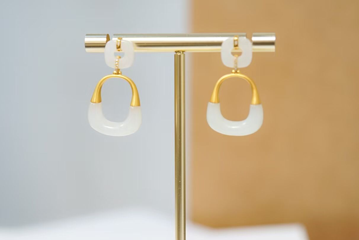 18k金镶嵌和田白玉方糖耳钉