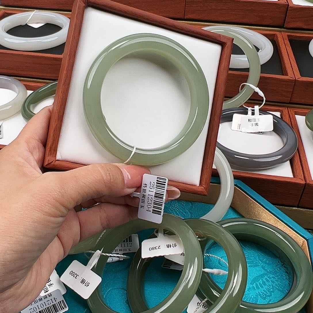 和田玉手镯未镶嵌