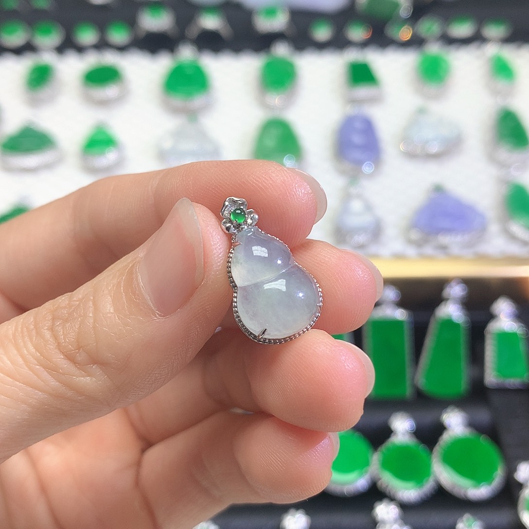 颈饰18K金镶嵌翡翠吊坠