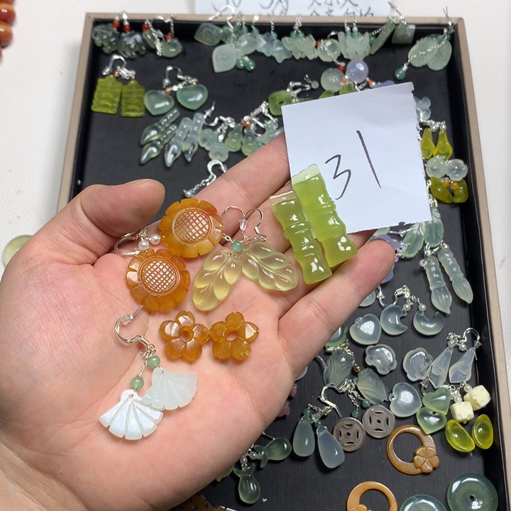 小***珠蛇纹石玉合金耳钉