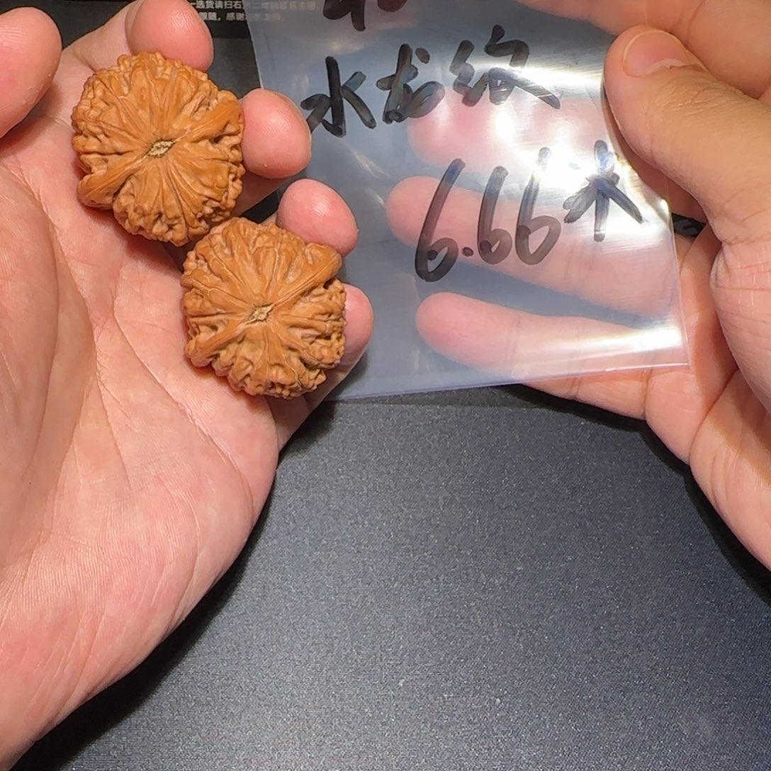 文玩核桃吊坠水龙纹