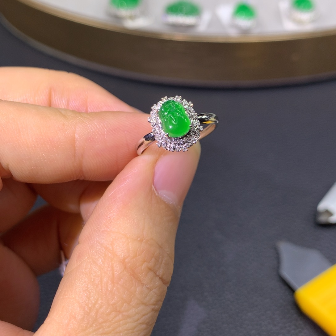 翡翠戒指18K金镶嵌翡翠