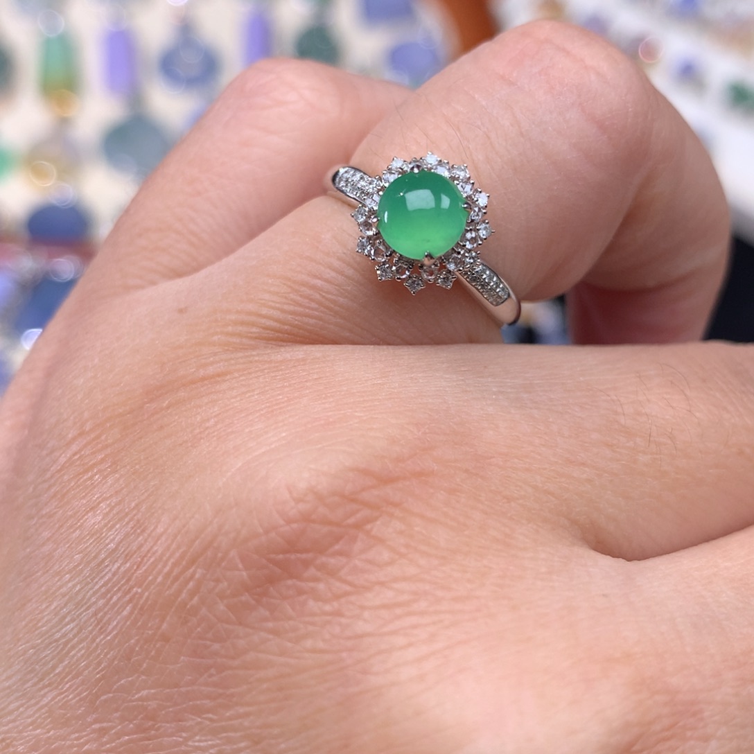 18K金镶嵌戒指翡翠蛋面戒指