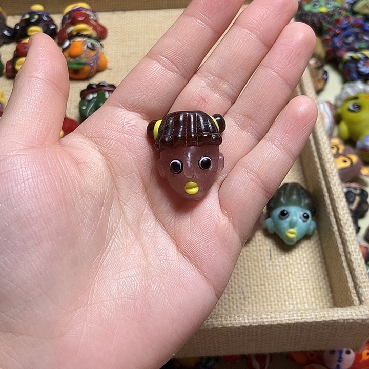 琉璃颈饰丸子头小女孩