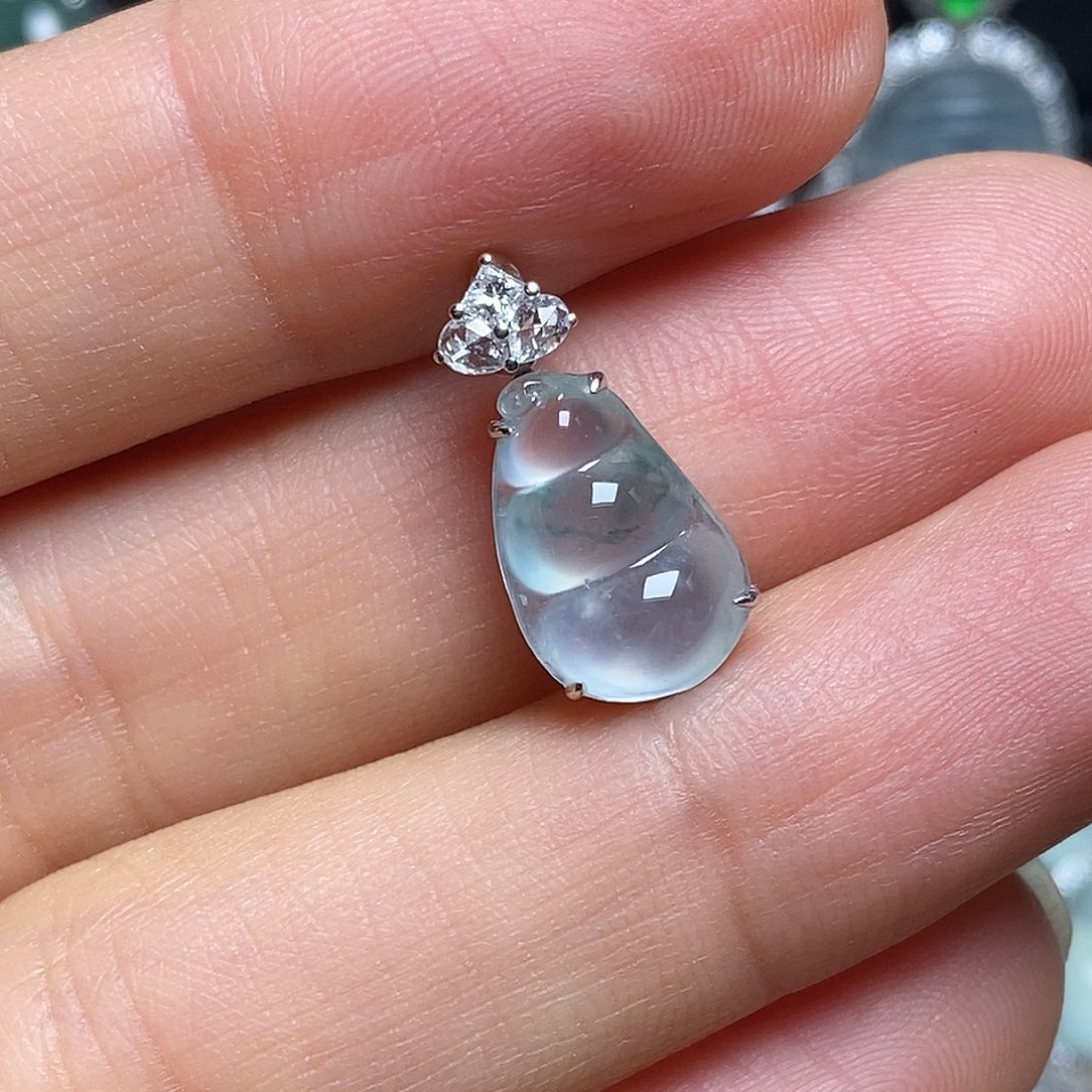 翡翠18K金镶嵌颈饰吊坠