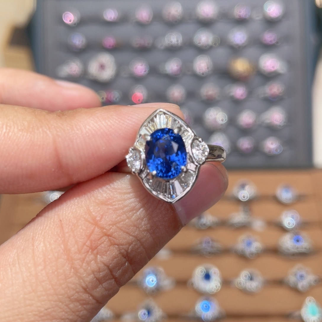 蓝宝石戒指铂Pt900镶嵌2.86ct 