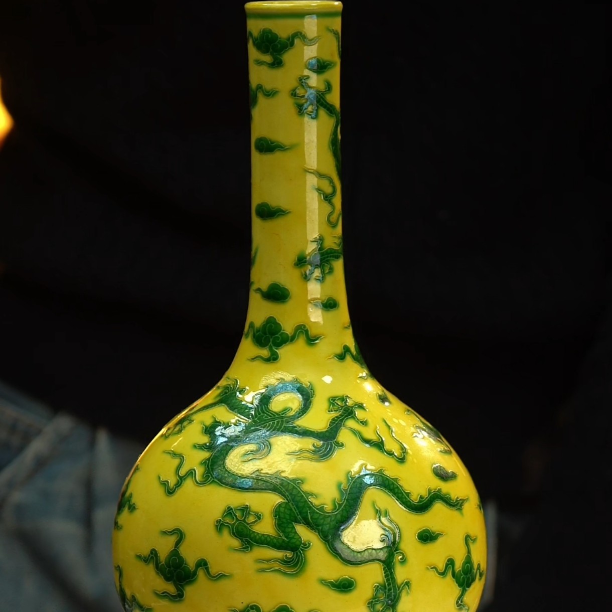 黄地绿彩云龙纹赏瓶